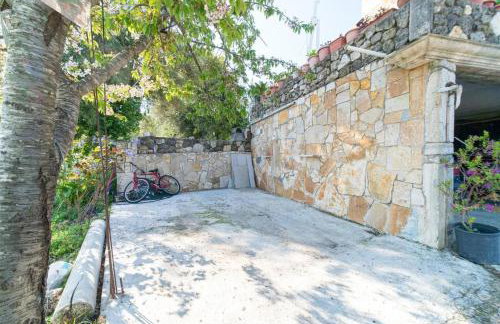 Kalemi House, Spacious 2BR Home with Garden near Ipsos and Dassia - Foto 18