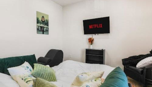 The WorkNest Stylish Stay w Desk & Fast Wi-Fi - Foto 3