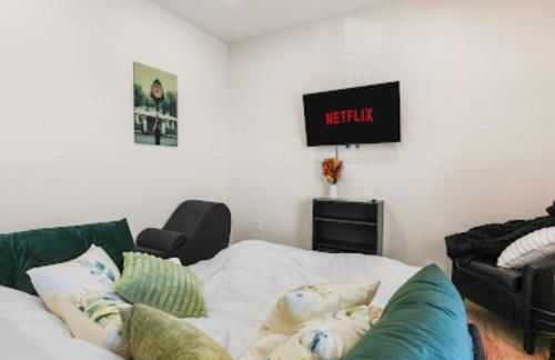 The WorkNest Stylish Stay w Desk & Fast Wi-Fi - Foto 3