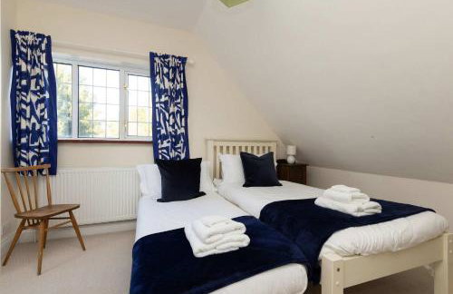 Spacious Coastal Family Home Sleeps 8 - Photo 24