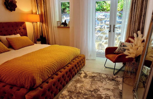 4 Bed Villa Sleeps 8 -private Terrace-free Parking - Foto 6