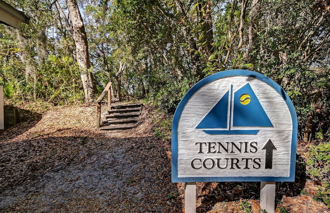 Secluded Condo with Peaceful Wooded Views and Easy Access to the Beach by RedAwning - Foto 33