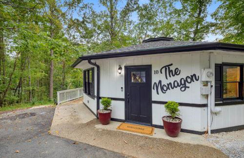 Fun & Funky Asheville Home with Pool Table, Darts - Foto 1