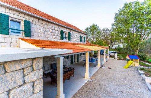 Charming stone house with private pool & jacuzzi - Holiday Home Vera - Photo 2