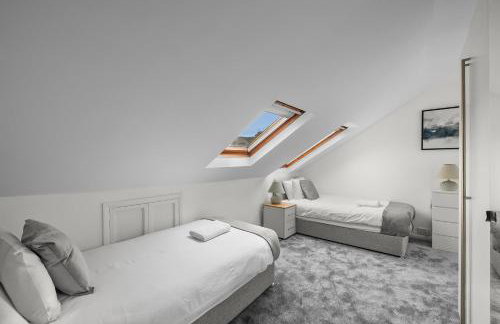 Substantial 5 bedroom townhouse with disabled access apartment, private off road parking space with EV point from 15th April 26, jaccuzi bath, Netflix and Wifi, near Argyle, boutique shops eateries and pubs - Foto 64