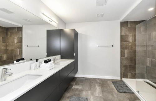 Comfy 2BR Oasis with Scenic Rooftop & Gym - Photo 52