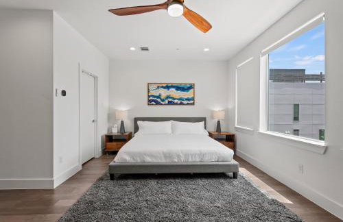 Modern Dallas Townhome with Private Rooftop, City View, Private Parking & Grill - Photo 13