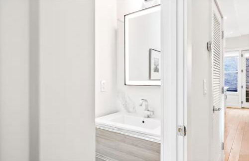 Sleeps 12 Downtown Entire home with rooftop - Foto 79