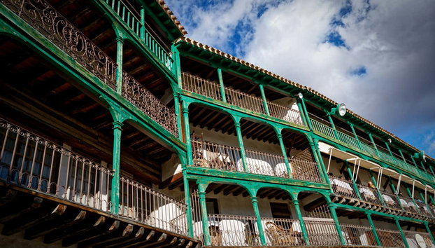 Free tour dans Chinchón - Photo 2, Détails des balcons en bois à Chinchón