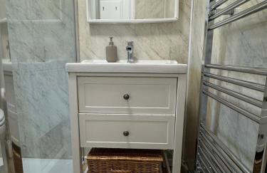 Peaceful modern home with garden and parking - Foto 7