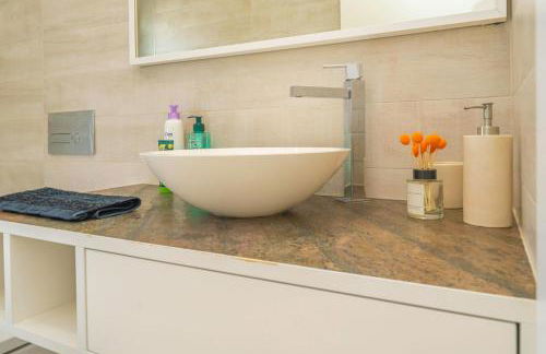 Black Pool House just 10 minutes away from the beach - Foto 12