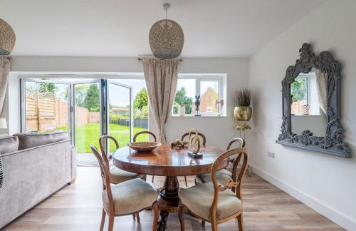 Luxurious 3 bedroom house now with FULL FIBRE INTERNET Shangri la in village of Alfrick with driveway parking for 3 cars in an area of outstanding natural beauty, superb walking,close to Worcester, Malvern showground, theatre, Malvern hills, dogs welcome - Photo 61