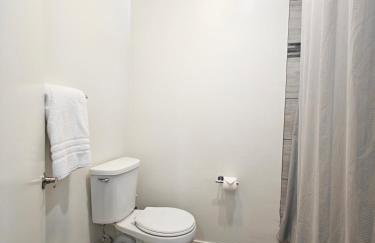 Skyline Escape 1-Bedroom with Balcony and Roof-Top Pool - Foto 15