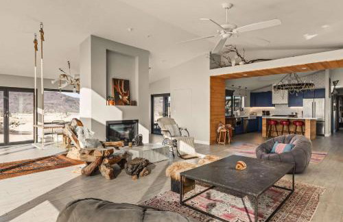 The Outlaw By The Cohost Company - Foto 36