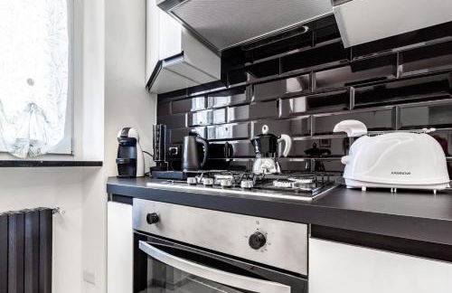 Black & White or Pop Art - Design Apartments with Parking & WiFi - Photo 8