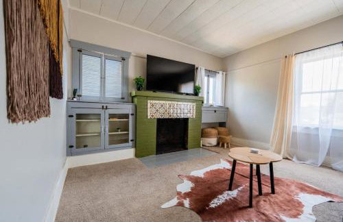 Work Desk- FirePit-Pool-Steps to UofA - Foto 13