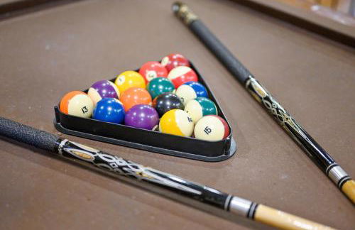 Rustic Family Getaway - Pool Table, Hot Tub, Pets, Great Location - Photo 7