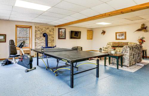 Spacious Log Home with 13 Acres, Ponds and Fire Pit! - Foto 26