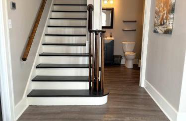 Walk Downtown & River Stylish Cozy Stay w Huge Porch - Foto 24