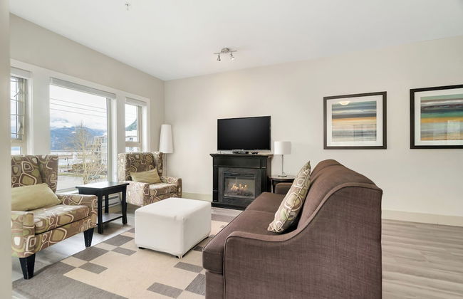 Harmony Haven 2BR Lakefront Suite - Photo 23