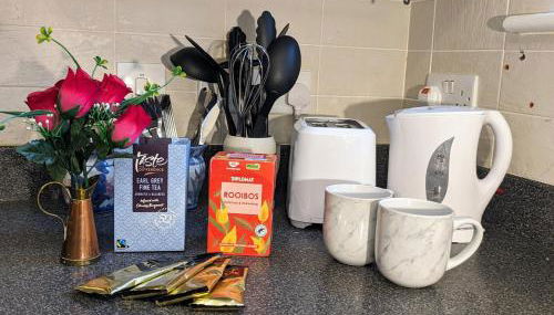 Sherlock's Moray House -Idea long stay for contractors & family Two bedroom mid terrace 3 beds 2 sofa beds Sleep 5 Working facility Free WiFi TV & private parking Enclose rear garden dog friendly Sainsbury's & takeaway pubs in walking distance - Foto 2