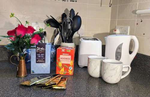 Sherlock's Moray House -Idea long stay for contractors & family Two bedroom mid terrace 3 beds 2 sofa beds Sleep 5 Working facility Free WiFi TV & private parking Enclose rear garden dog friendly Sainsbury's & takeaway pubs in walking distance - Foto 2