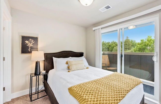 Contemporary Studio – Sunny, Stylish and Spacious - Photo 2