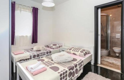 Lovely Home In Rumin With Kitchen - Foto 33