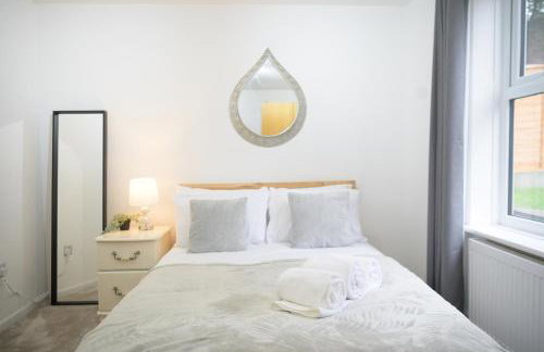 Silver Pines - 2BR - King Bed - 6 Guests - Wi-Fi - Free Parking - Foto 8