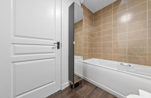 Modern Stirling Apartment - Free Parking - Photo 37
