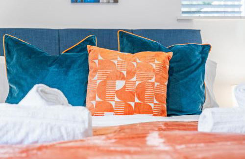 3BR Kingswood Cottage with Detached Unit - Photo 46