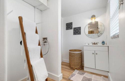 Beach Bungalow with Gorgeous Deck, Close to Beach - Foto 11