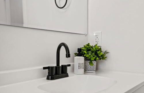 Sunny Palmetto Oasis: 4br Home With Private Pool 4 Bedroom Home by RedAwning - Photo 86