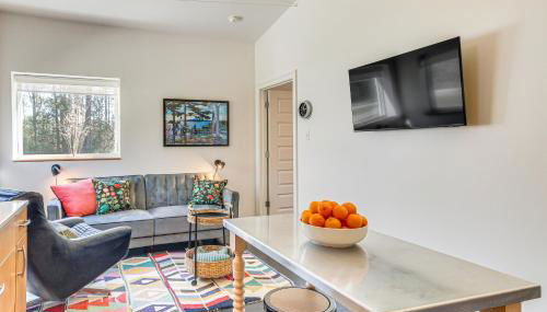 Porch with Swing and Kayaks Rural Mississippi Retreat - Foto 5