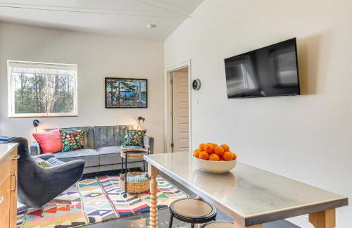 Porch with Swing and Kayaks Rural Mississippi Retreat - Foto 5