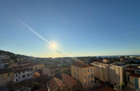 Dernier étage coeur Menton, vue mer parking privé - Photo 1