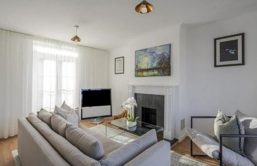 Luxurious 3 Bed House with Free Parking, Sky TV, Movies & Netflix - Foto 11