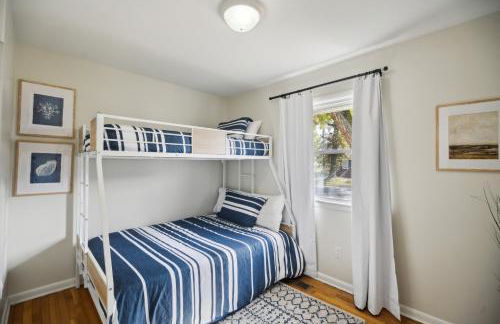 Comfy Coastal Getaway with Modern Comforts home - Foto 22