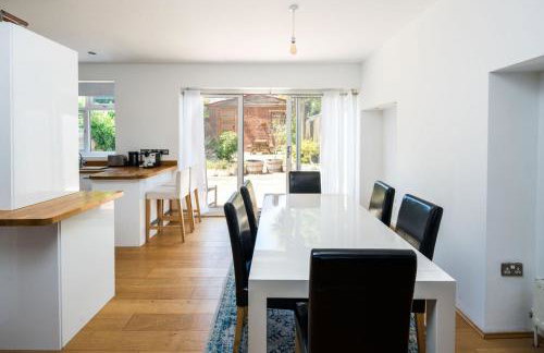 Elegant 2BD House with Garden and Decked Patio - Foto 8