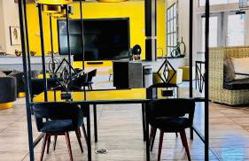 Lux Modern Apartment with Pool View & Prime Location - Foto 11