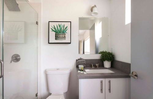 Experience Luxury 4BR Townhouse Sleeps 8 with Parking - Foto 17