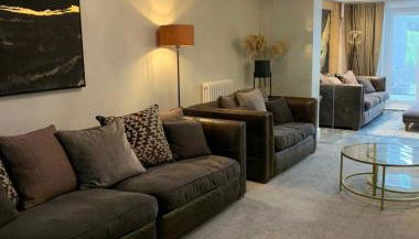 7 bed 3 bath M25 Long term Parking - Foto 3