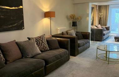 7 bed 3 bath M25 Long term Parking - Foto 3