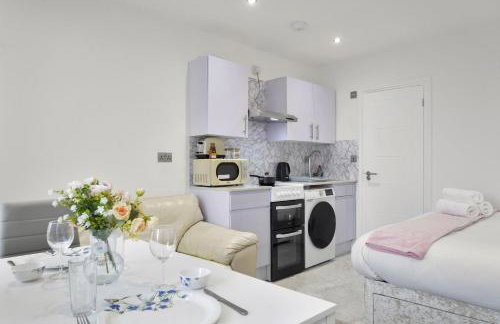 Uxbridge Studio – Private Driveway Parking - Foto 8