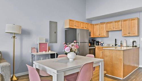 Pink playhouse sq near Progressive field & CSU - Foto 2