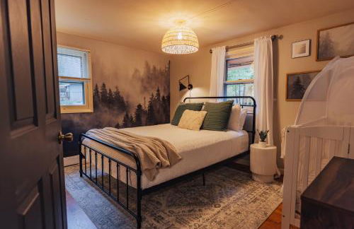 Family Pocono Gem by the lake with private sauna, hot tub, and huge game room - Foto 31