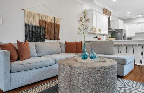 Bright Uptown home w gated parking - Foto 13