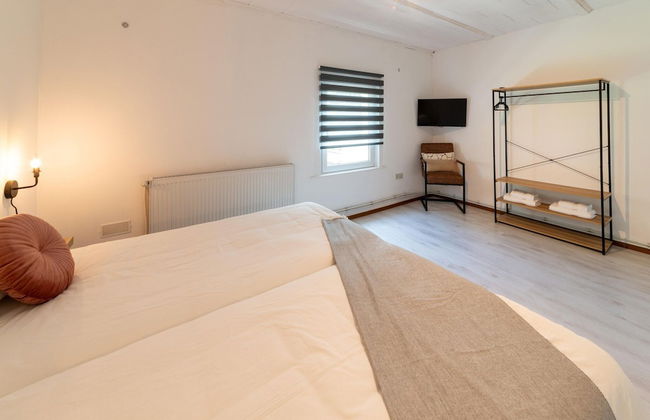 Spacious Villa With Tennis - Photo 12