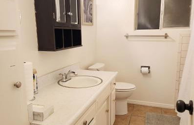 Centrally Located, 4x Queen, 300 MBPS Internet with Backyard! - Foto 14