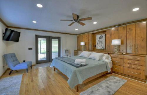 The Chariot - Creek Front with HotTub, Fire Pits, Billiards, EV Charger - Sandalwood Stays - Foto 10